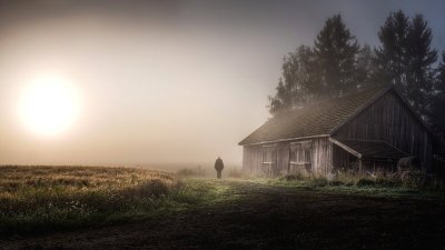 Деревенский дом в тумане