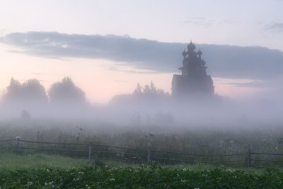 Стелется туман храм деревня