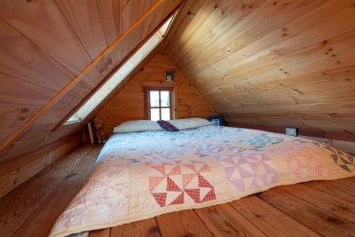 Интерьер чердака на даче