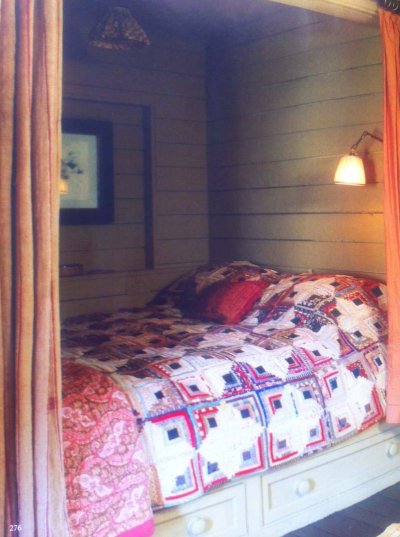 Кровать в деревенском доме