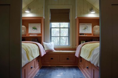 Маленькая спальня с двумя кроватями