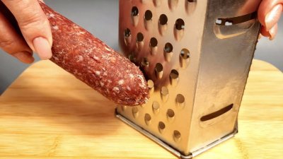 Колбаса и сыр на терке