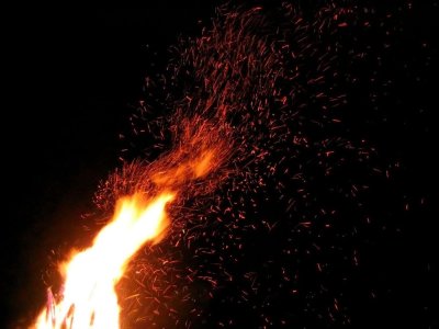 Искры от костра