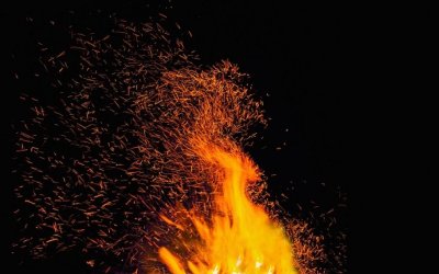 Искры огня на черном фоне