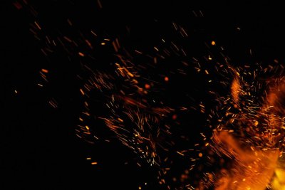 Искры на черном