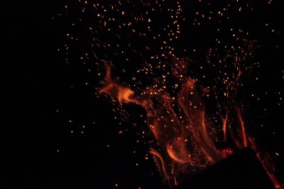 Частицы огня на черном фоне