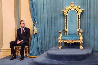 Принц Чарльз в кресле