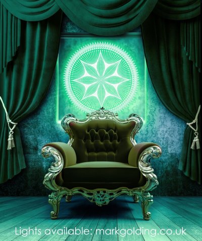 Кресло на фоне штор