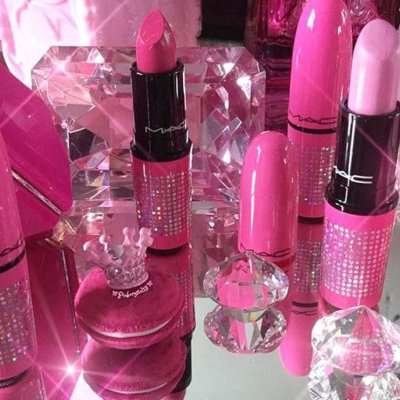 Розовая блестящая помада