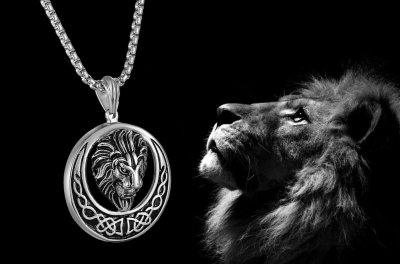 Лев на черном фоне