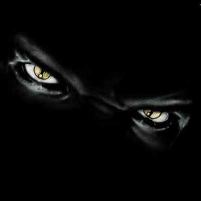 Зеленые глаза в темноте