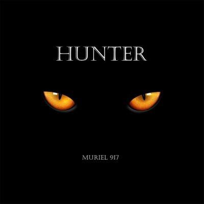 Кошачьи глаза на темном фоне