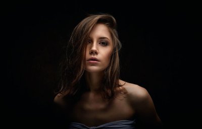 Портрет на черном фоне