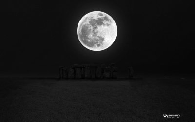 Полная Луна на черном фоне