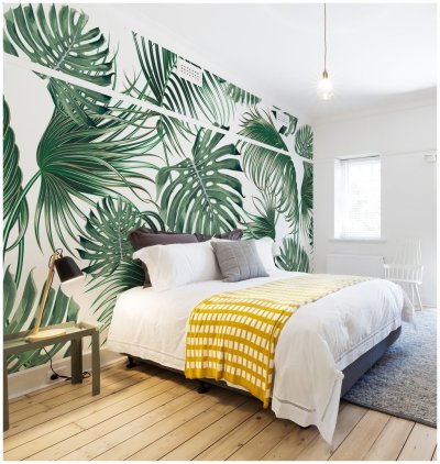 Пальмовые листья на стене в интерьере