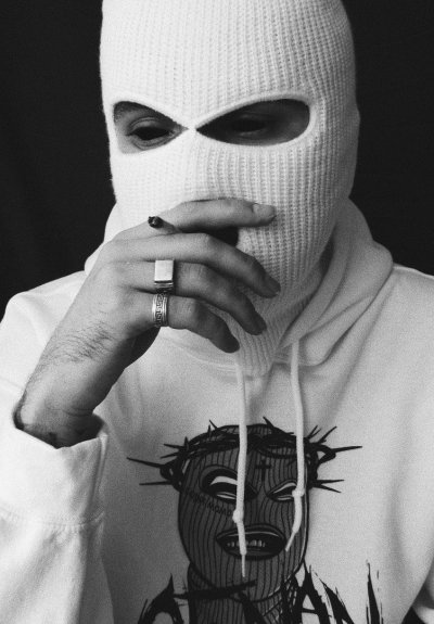 Человек в белой маске