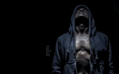 Парень в черном капюшоне