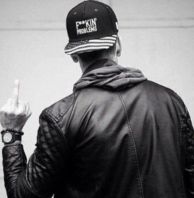 Парень в черной кепке