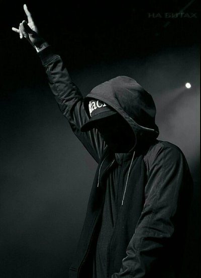 Человек в кепке и капюшоне