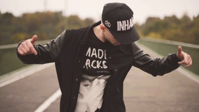 Крутойэ парень в кепке